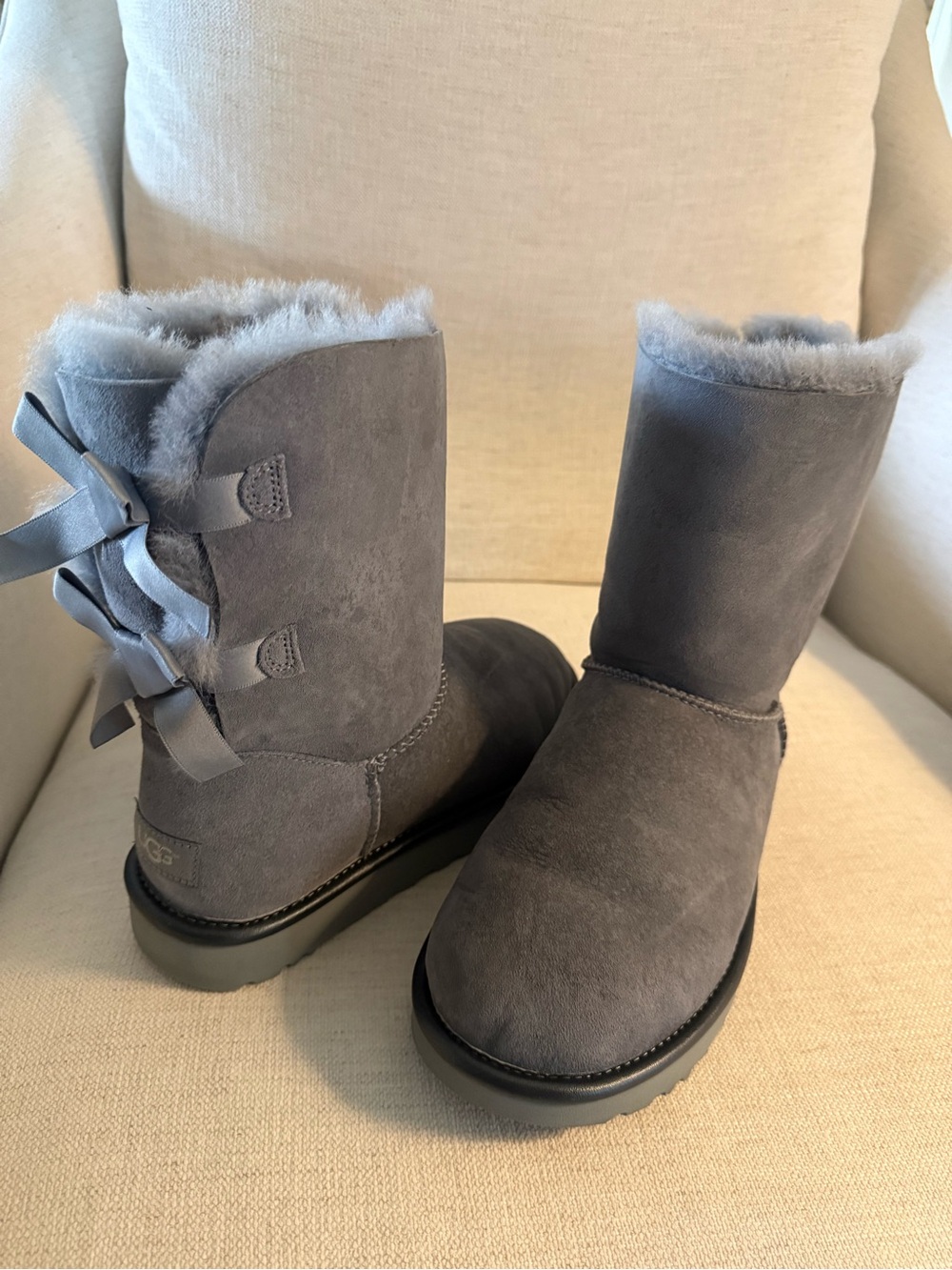 NEW UGG Bailey Bow Shearling Boots - Gray, size 9